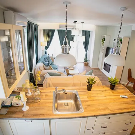 Valentini's Uptown Flat * فولوس